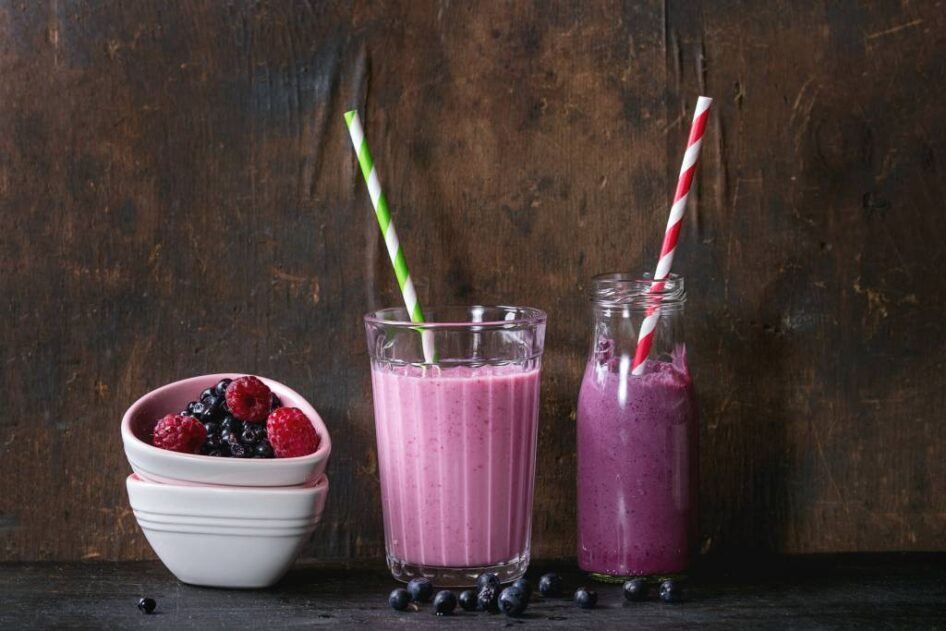 Jogurtowy smoothie z owoców leśnych i jabłek – bogactwo wapnia