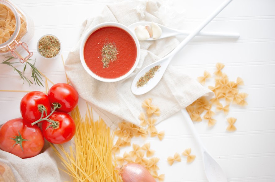 Zupa pomidorowa z natką pietruszki, dodaj też liście laurowe, a posmakuje całej rodzinie.