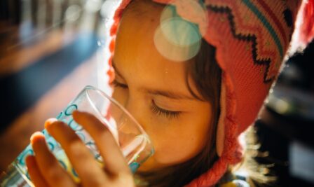 5 sposobów na zachęcenie dziecka do picia wody w szkole